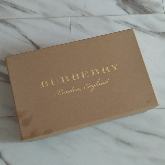 Burberry Box - Picture 2 of 3